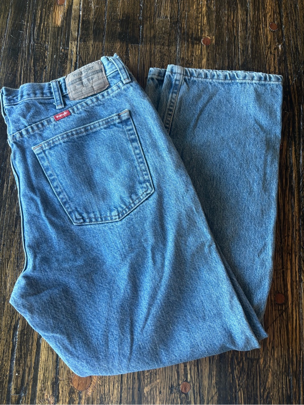 Wrangler Men's medium Blue Relaxed Fit Jeans